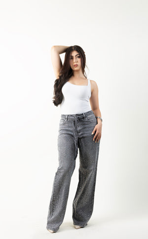 Modelo luciendo pantalon wide leg gris con detalles brillantes