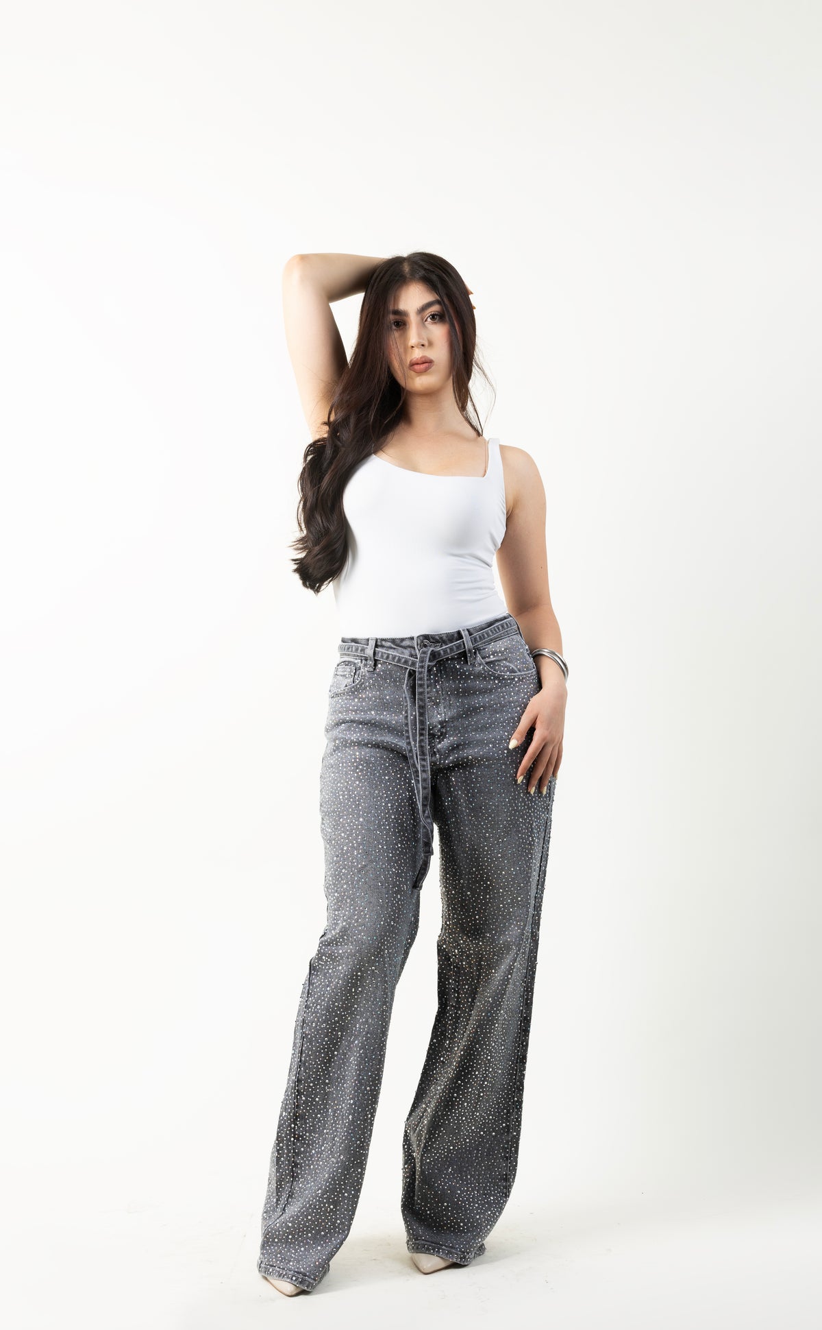 Modelo luciendo pantalon wide leg gris con detalles brillantes