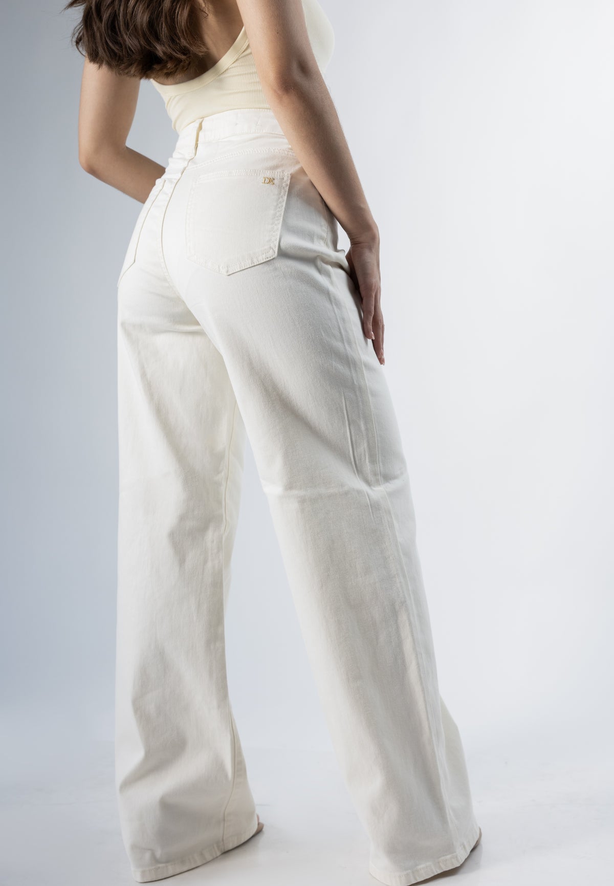 Vista trasera del pantalon wide leg ivory DXD0655-IVORY, con bolsillos posteriores y acabado en tono marfil.