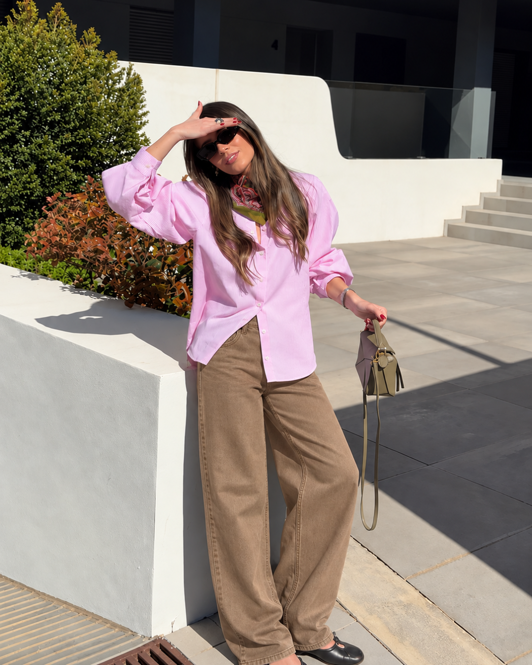 Pantalon wide leg khaki para mujer DXD0647-KHAKI de Doux Denim, combinado con camisa rosa.