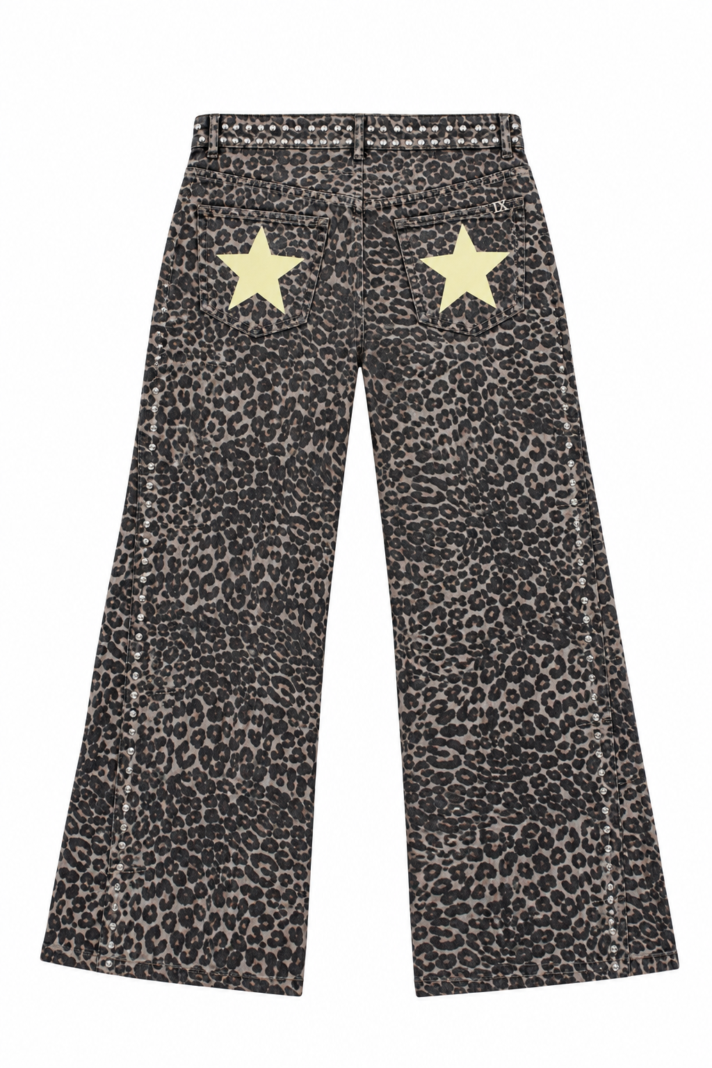 Detalle de pantalon wide leg leopard con estampado animal print, estoperoles plateados y estrellas amarillas.
