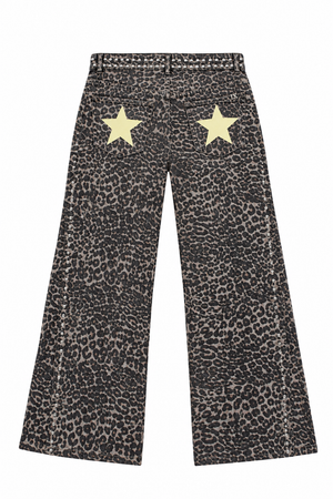 Detalle de pantalon wide leg leopard con estampado animal print, estoperoles plateados y estrellas amarillas.