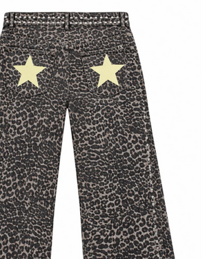 Pantalon wide leg leopard con estrellas amarillas en bolsillos traseros y detalles de estoperoles plateados.