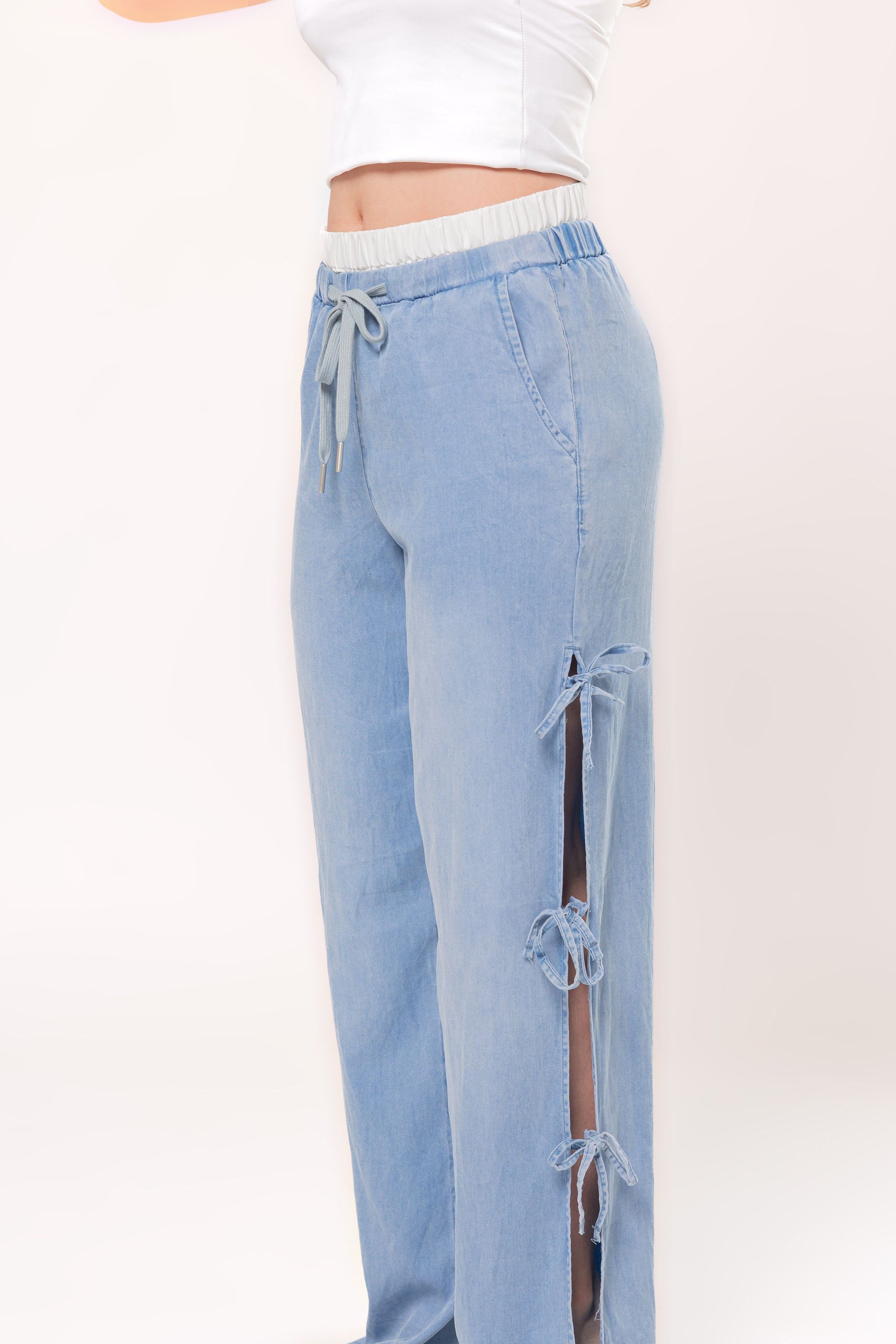 pantalon wide leg azul claro de mujer vista lateral con pretina elastica y cordon