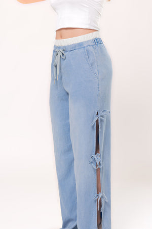 pantalon wide leg azul claro de mujer vista lateral con pretina elastica y cordon