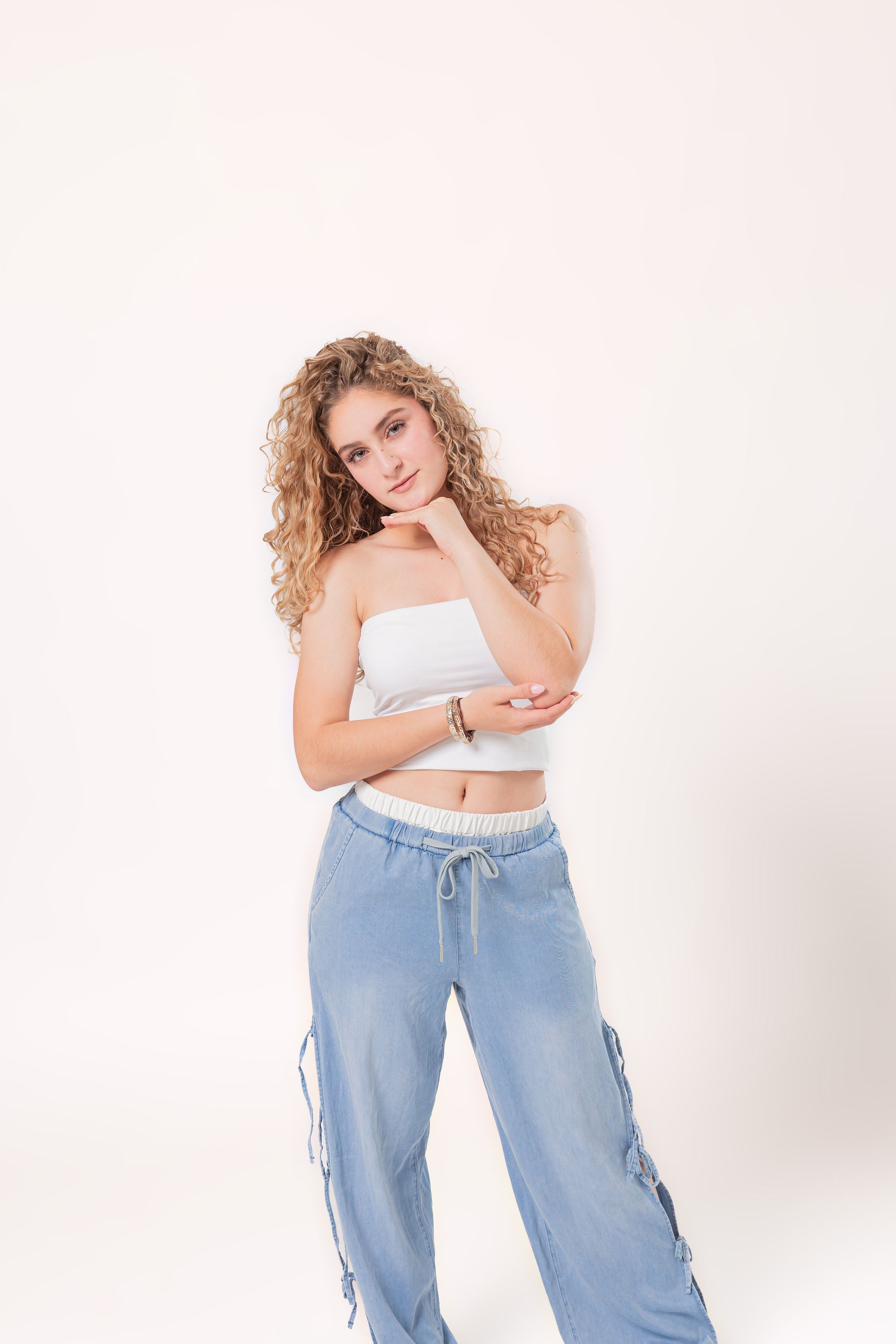 pantalon wide leg azul claro de mujer vista frontal con corte amplio y ajuste en cintura