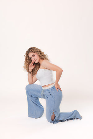 pantalon wide leg azul claro de mujer vista lateral con abertura y lazos ajustables