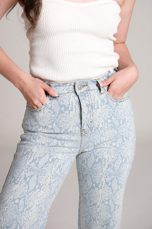 Detalle de pantalon wide leg light blue con estampado de serpiente y brillos