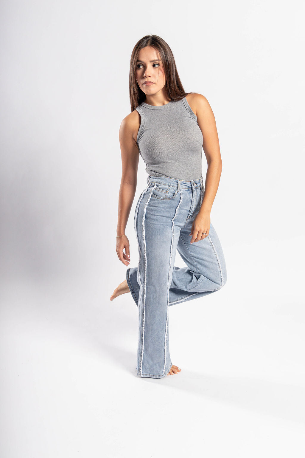 Pantalon wide leg lt blue para mujer con mezclilla clara y detalles deshilachados vista frontal