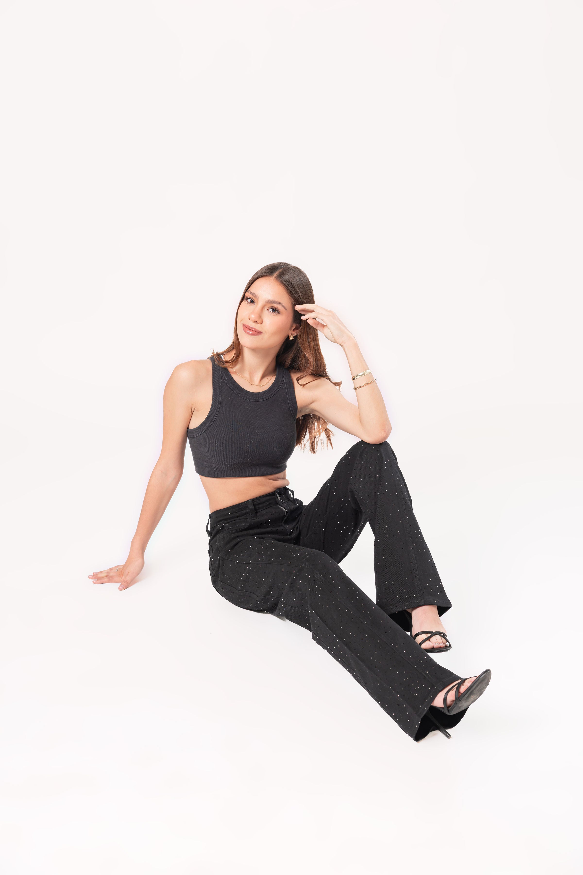 pantalon wide leg negro con brillos de mujer look casual sentado con corte amplio