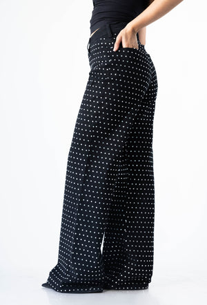 Pantalon wide leg negro con brillos blancos tiro alto para mujer Doux Denim vista lateral.