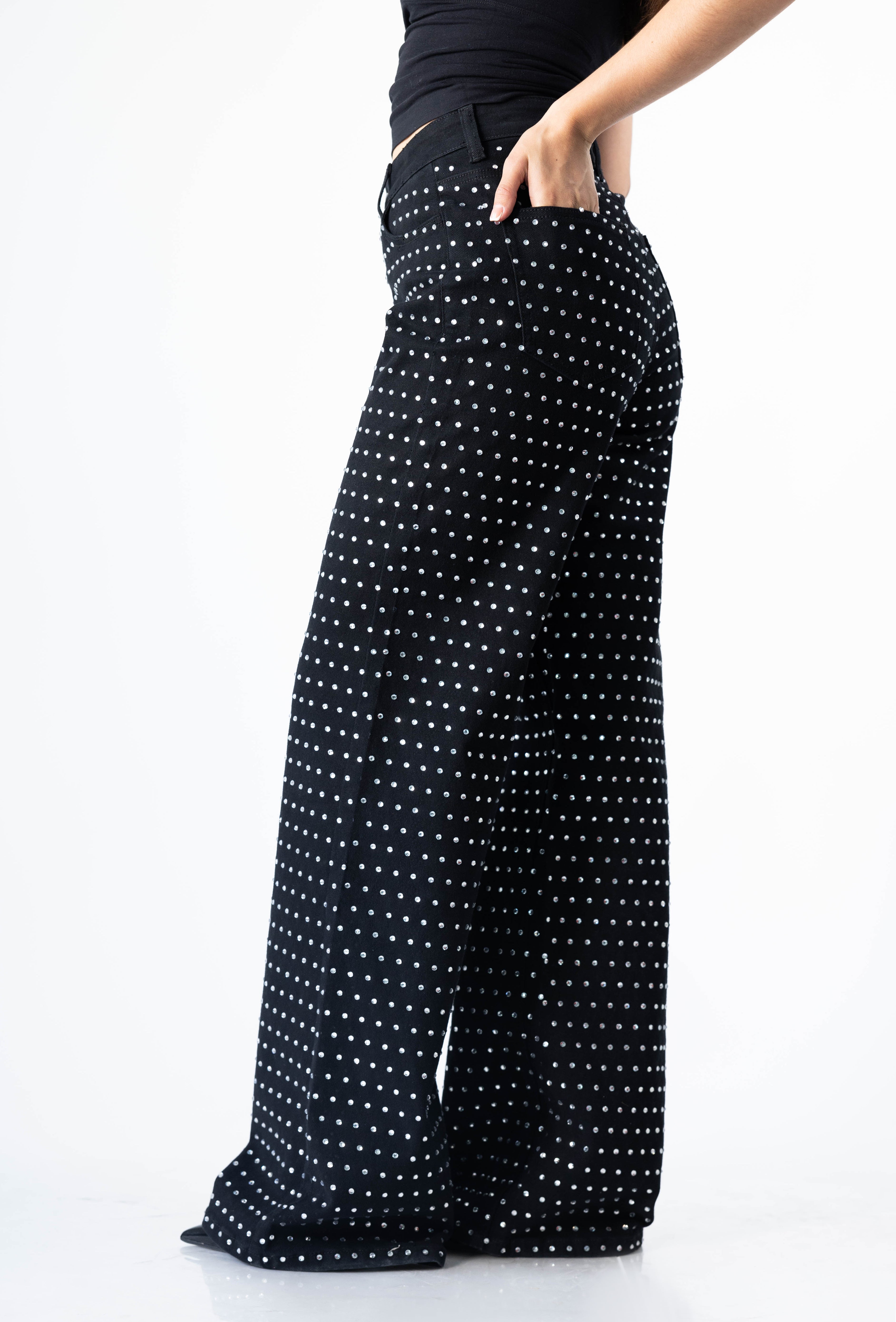 Pantalon wide leg negro con brillos blancos tiro alto para mujer Doux Denim vista lateral.