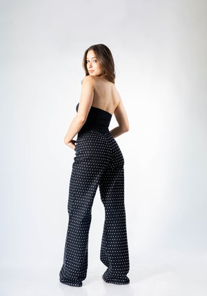 Vista posterior del pantalon wide leg negro con brillos blancos Doux Denim.