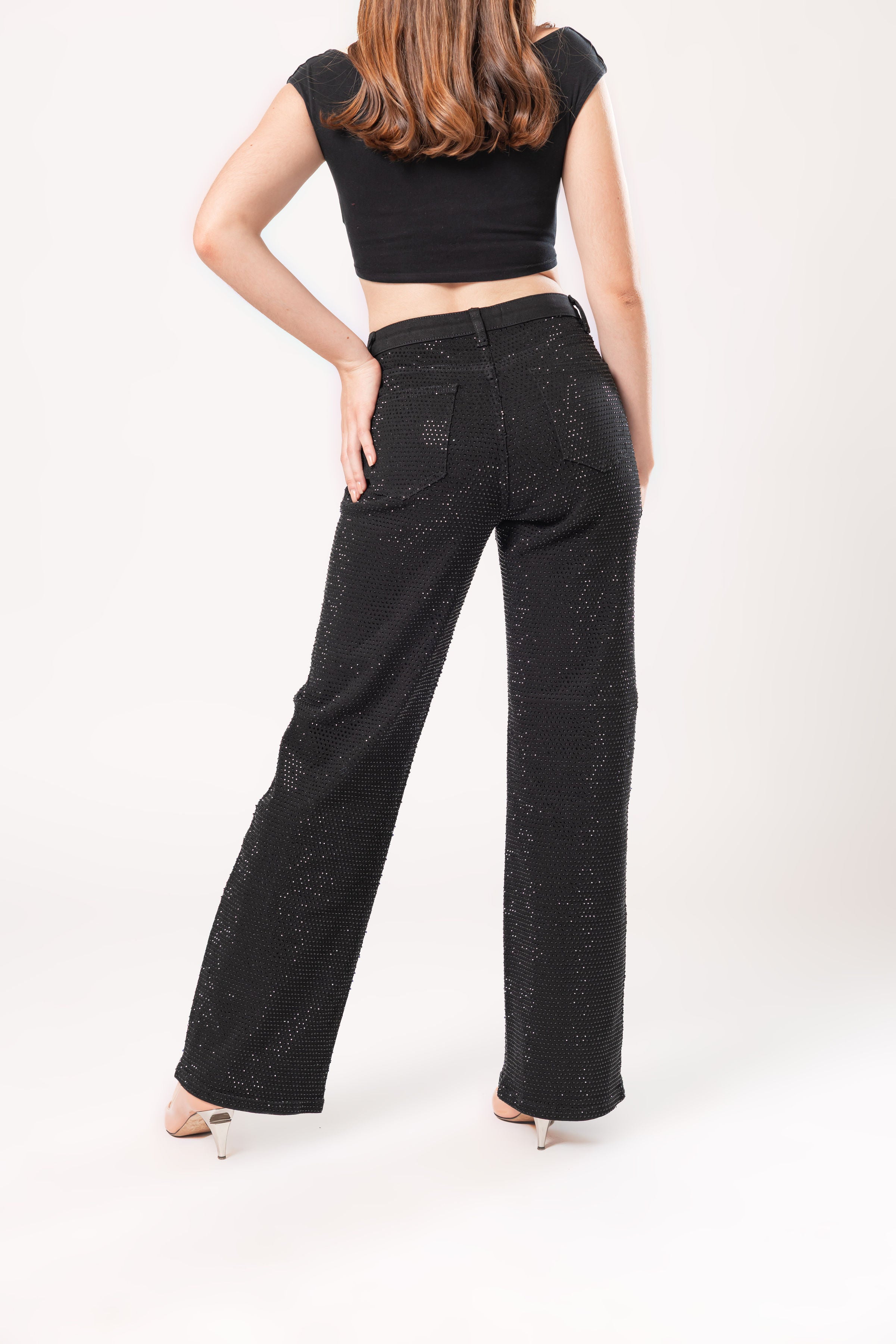 pantalon wide leg negro de mujer vista trasera completa con pierna amplia