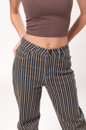 Detalle de cintura y rayas verticales en pantalon wide leg azul