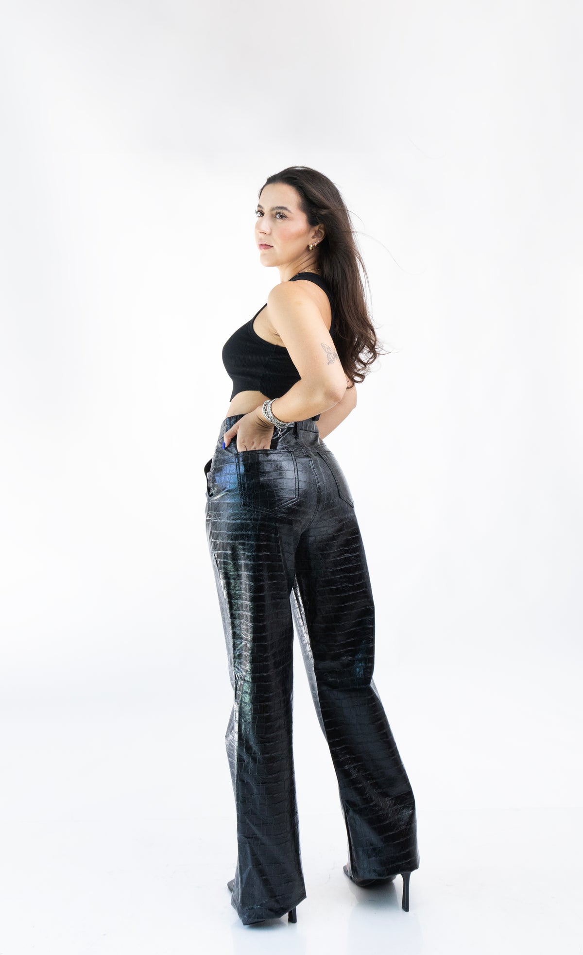 Pantalon wide leg de vinipiel negra con textura efecto cocodrilo vista trasera