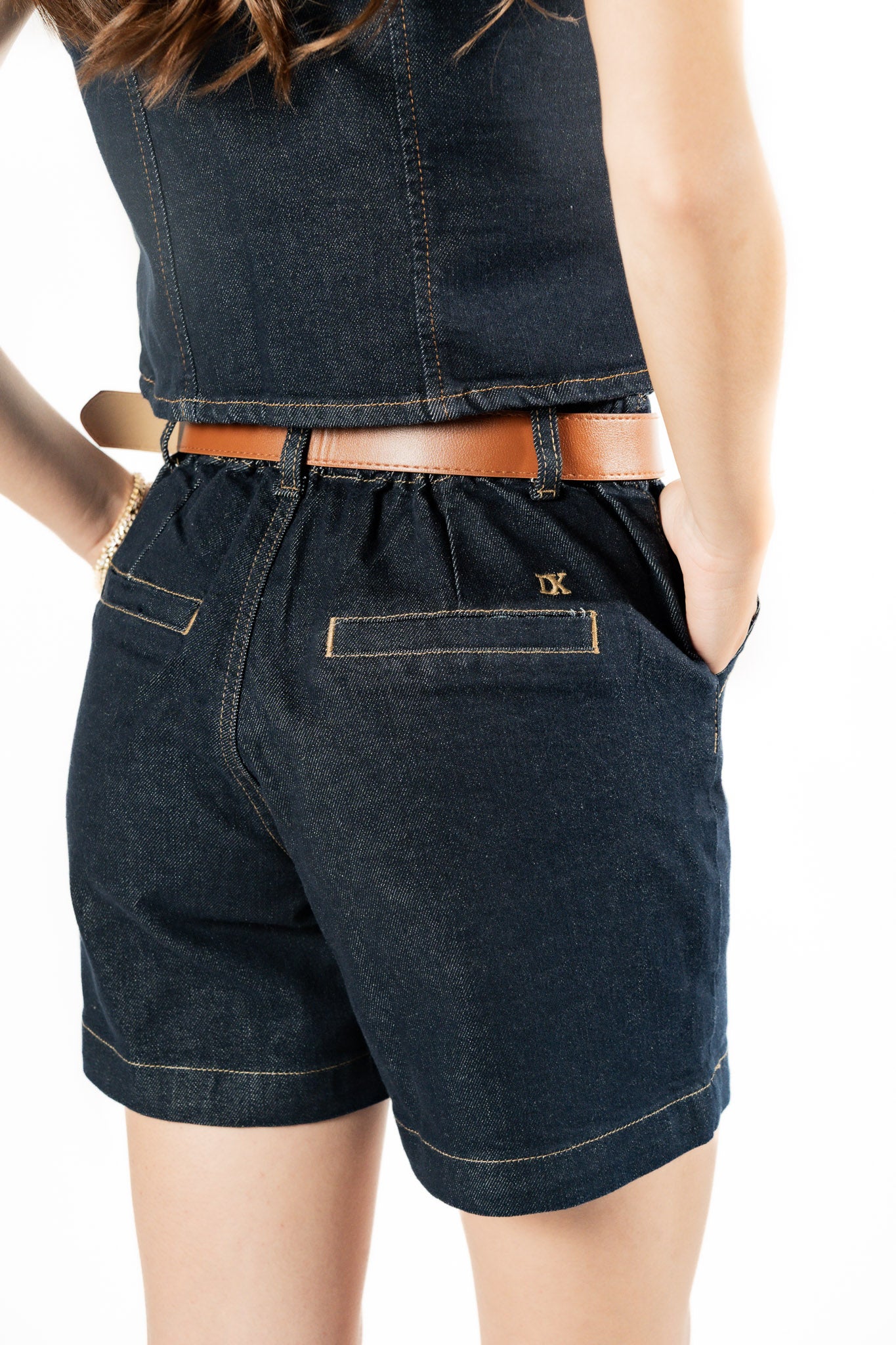 Short de mezclilla azul oscuro detalle lateral trasero con cinturón