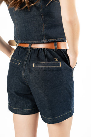 Short de mezclilla azul oscuro detalle lateral trasero con cinturón