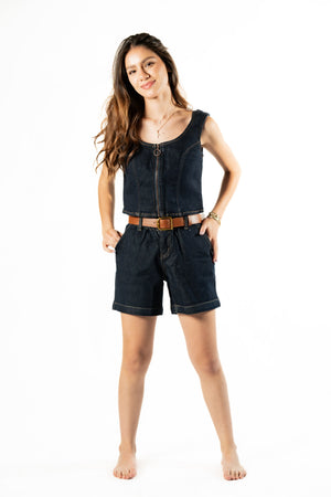 Short de mezclilla azul oscuro vista frontal con cinturón y ajuste relajado