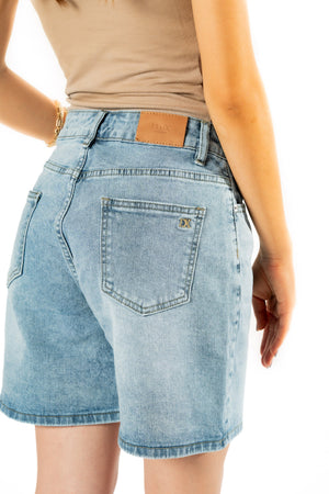 Short de mezclilla azul claro detalle trasero de bolsillo con logo DX