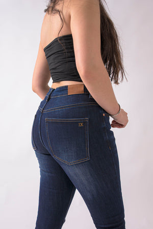 Skinny jeans dark blue curvy con detalle de bolsillos posteriores