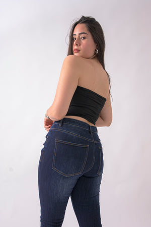 Skinny jeans para mujer con ajuste curvy y tiro alto vista trasera lateral