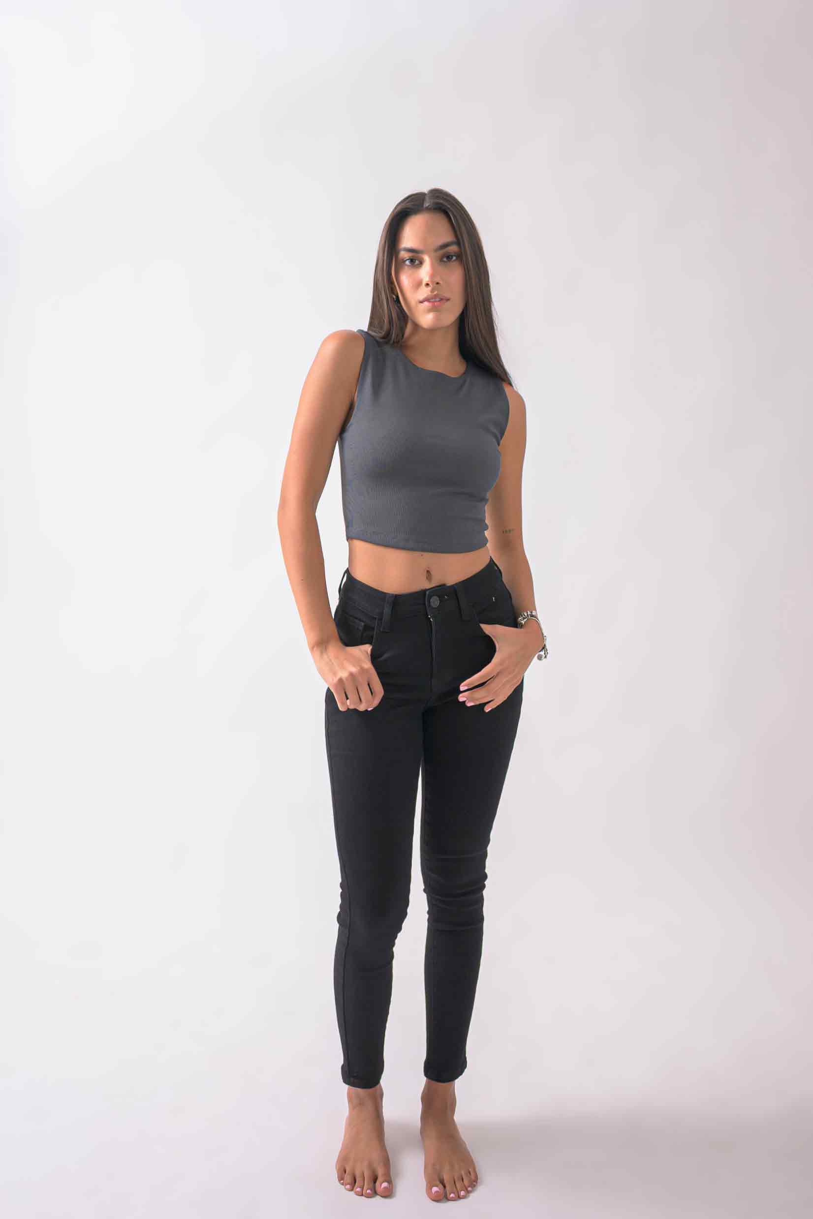 Skinny jeans black para mujer con fit ajustado y diseño denim liso vista frontal completa