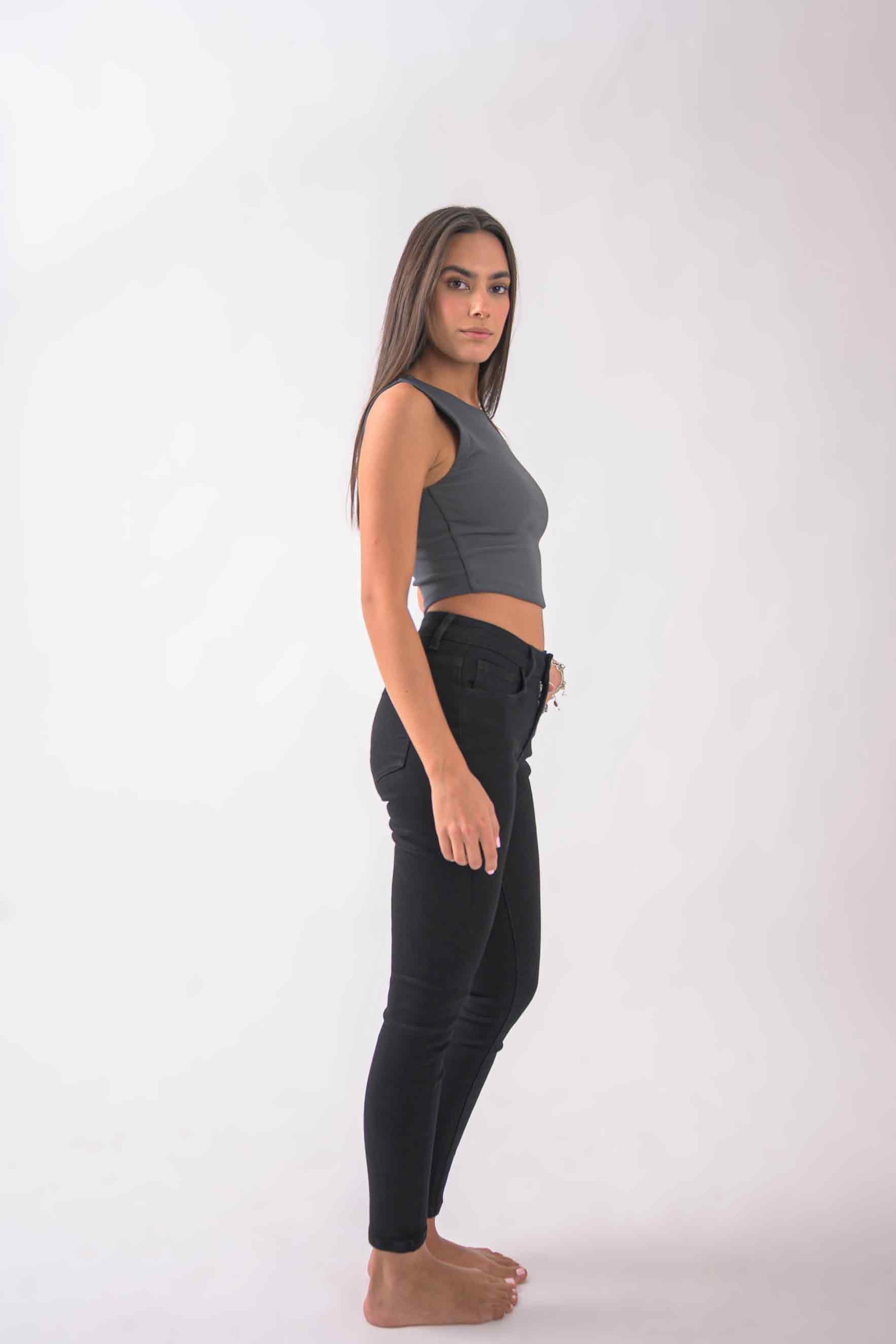 Vista lateral de skinny jeans black para mujer con corte ajustado y estilo casual