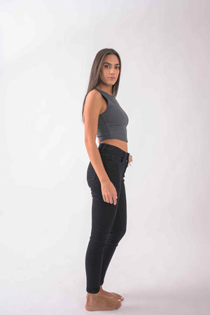 Vista lateral de skinny jeans black para mujer con corte ajustado y estilo casual