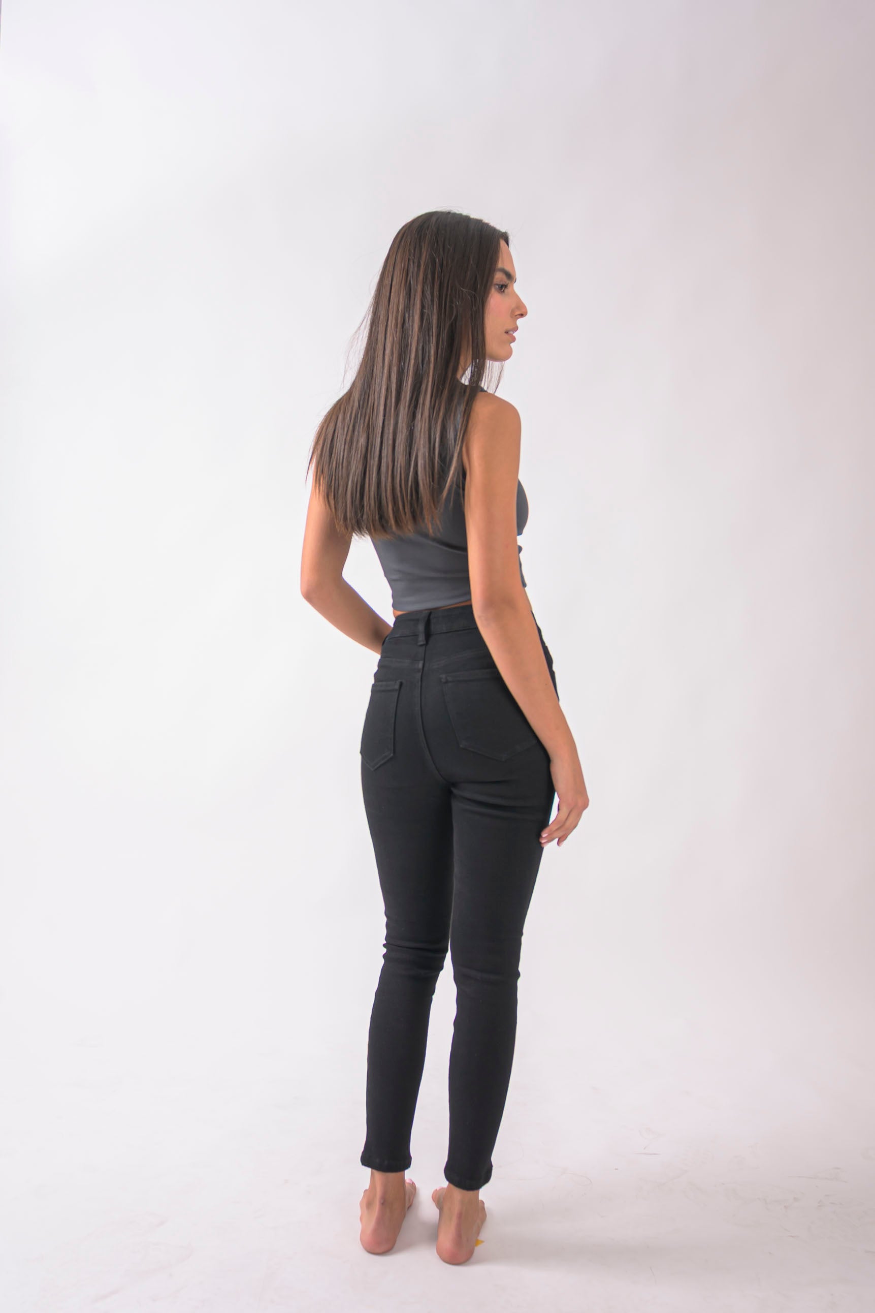 Vista trasera lateral de skinny jeans black con silueta ajustada y diseño moderno