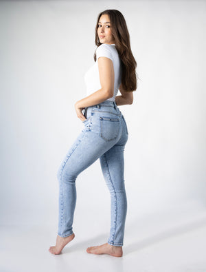 skinny jeans azul claro vista lateral completa