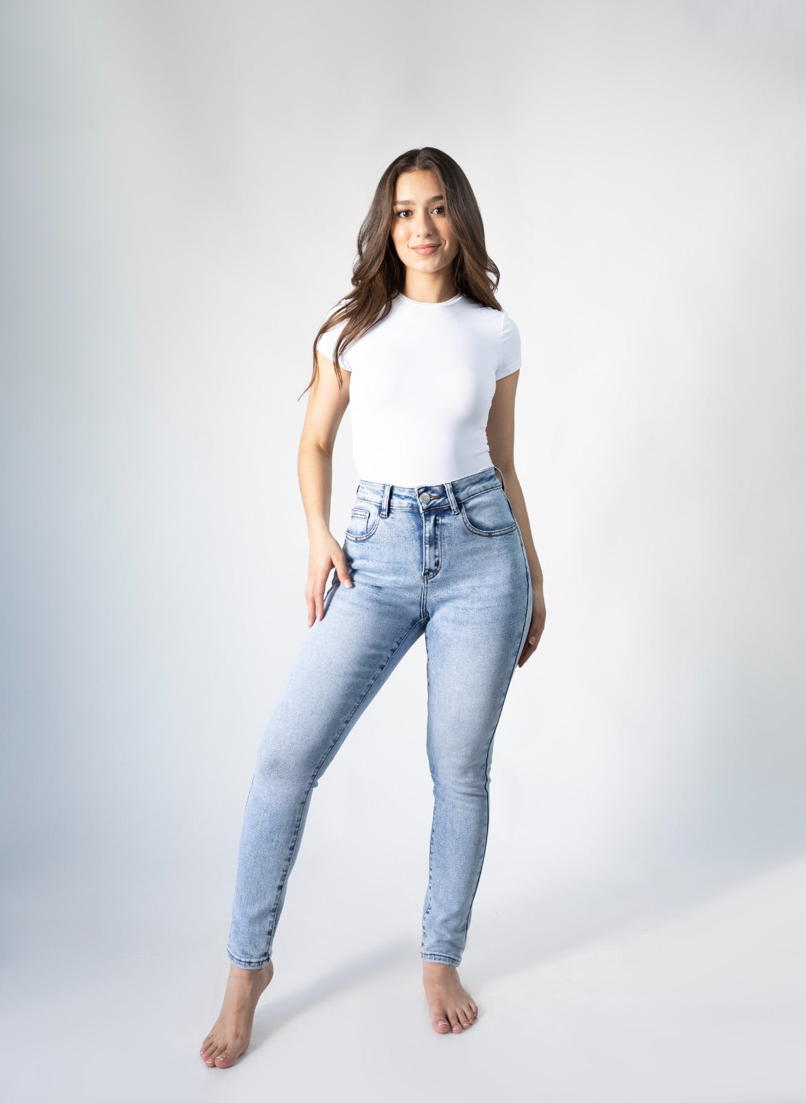 skinny jeans azul claro outfit completo mujer