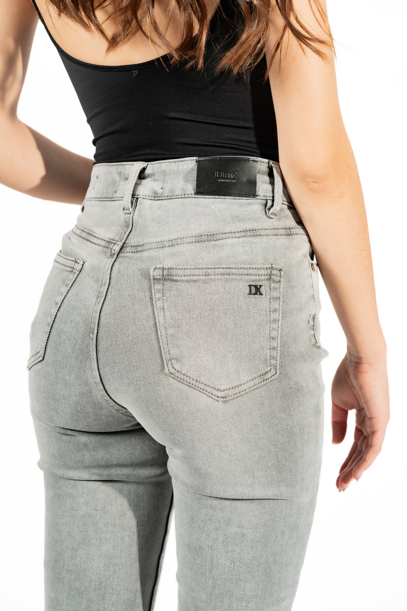 Skinny jeans gris detalle trasero de bolsillo y etiqueta