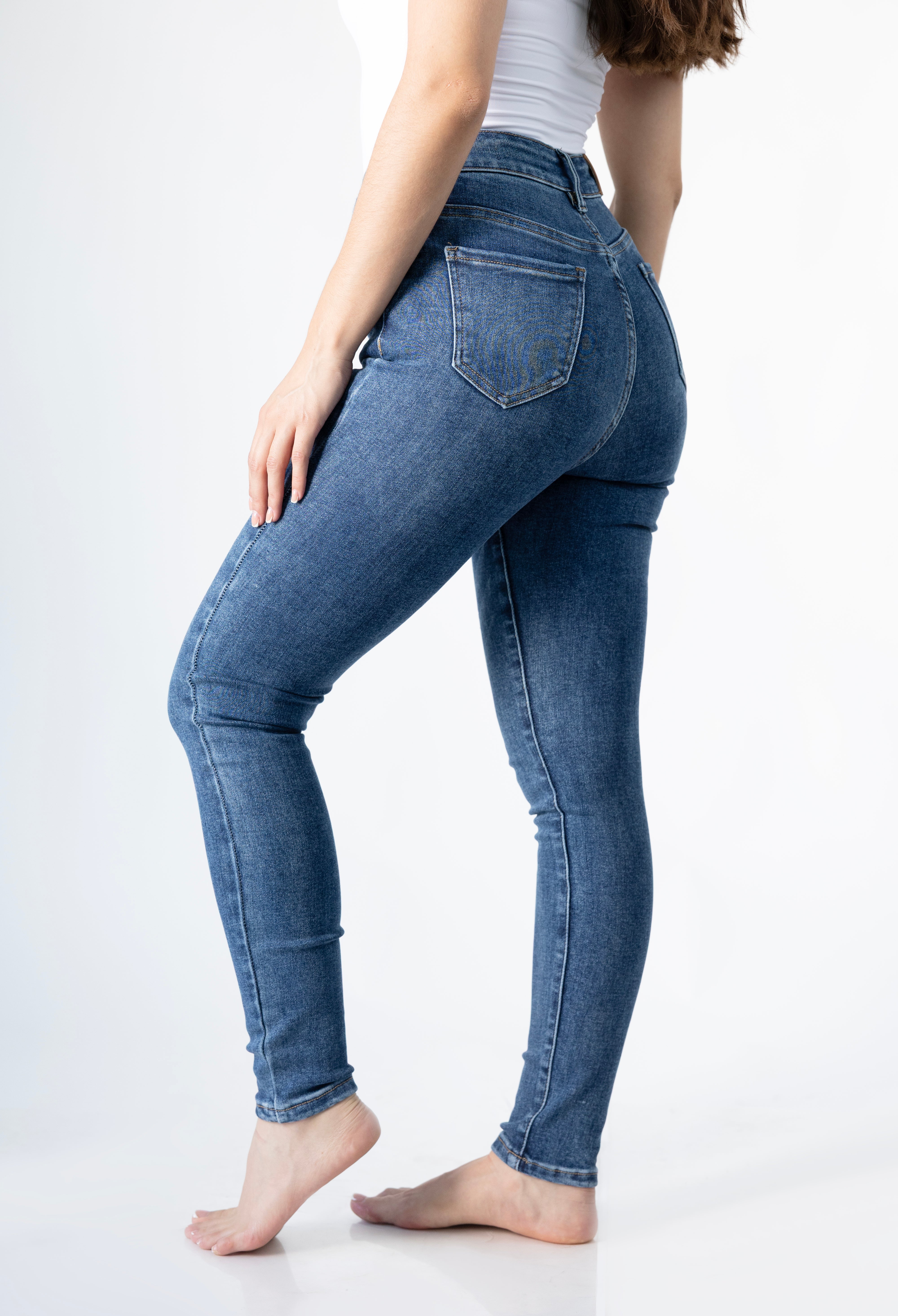 skinny jeans azul claro mujer vista lateral trasera con fit ajustado