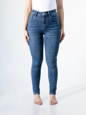 skinny jeans azul medium blue vista frontal completa con ajuste ceñido