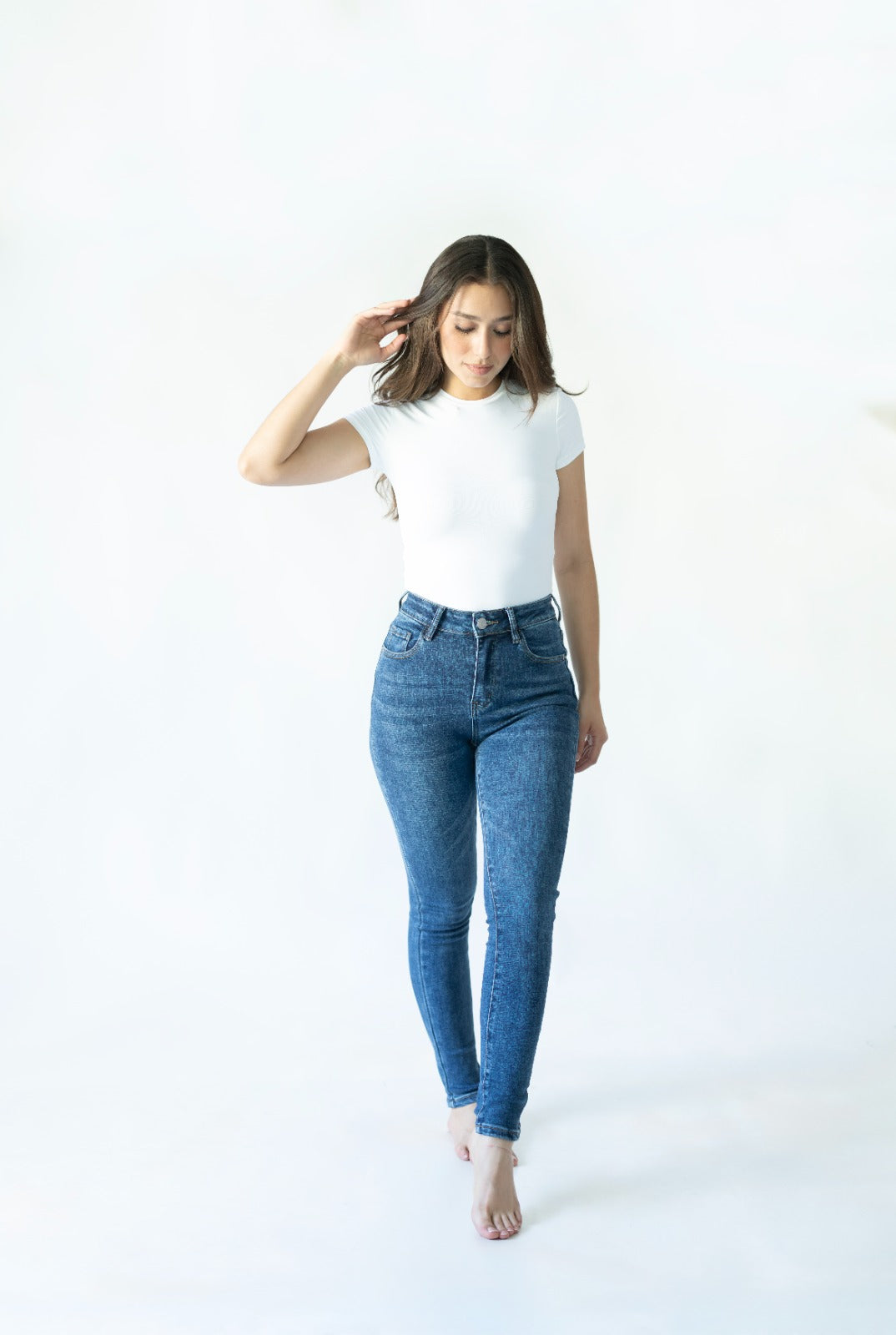 skinny jeans azul medium blue en modelo caminando con ajuste slim fit