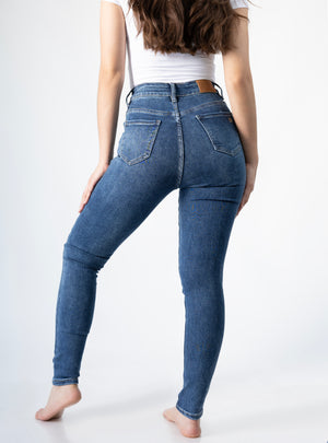 skinny jeans azul claro mujer vista trasera completa con ajuste ceñido
