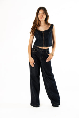 Outfit completo con top de mezclilla azul oscuro y pantalón denim de pierna amplia
